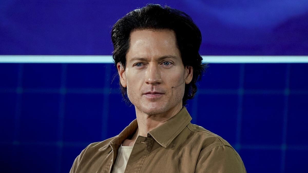 Брайан Джонсон ежемесячно вливает себе литр молодой плазмы своего сына