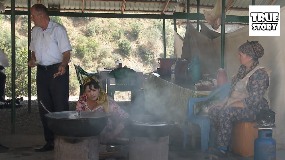 Таджикистан выйду замуж. Таджички село. Старый таджик. Таджичка готовит. Таджики старые фото.