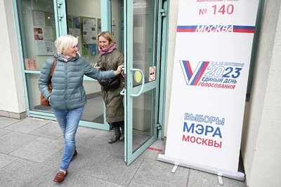    Женщины выходят после голосования на выборах мэра Москвы на избирательном участке № 140 в Москве ©Илья Питалев РИА Новости