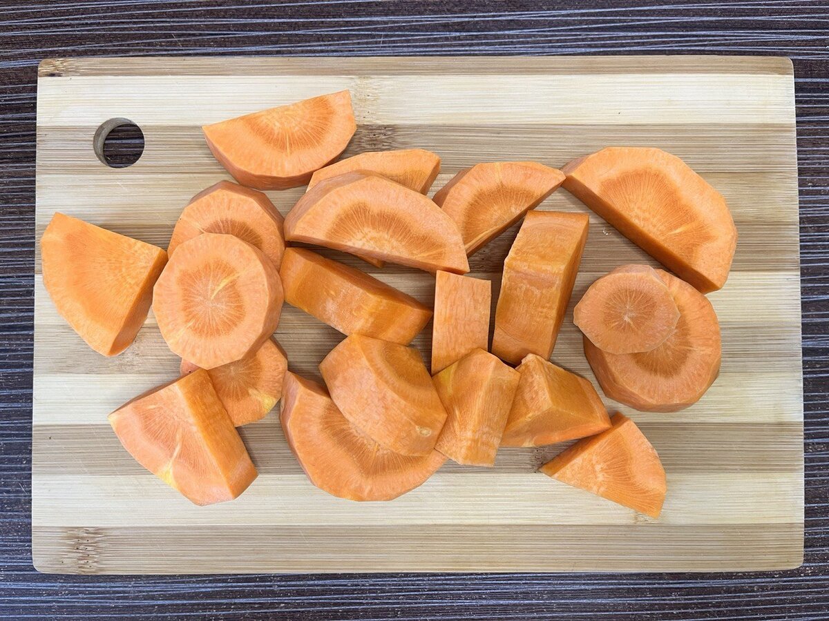 Морковь нарезаем на крупные кусочки