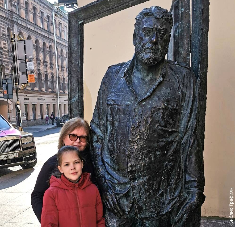 Возле памятника Сергею Довлатову в Петербурге. Октябрь, 2021 год