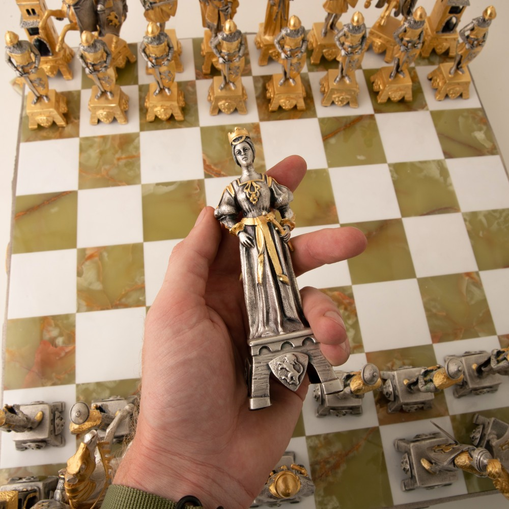 На протяжении веков шахматы зарекомендовали себя как одна из самых популярных стратегических настольных игр в мире.-7