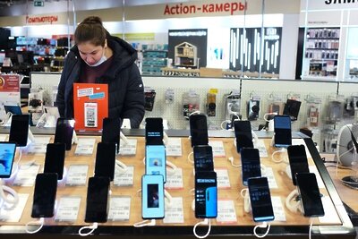    Покупательница в магазине бытовой техники и электроники "М.Видео" в Москве. ©Сергей Пятаков РИА Новости