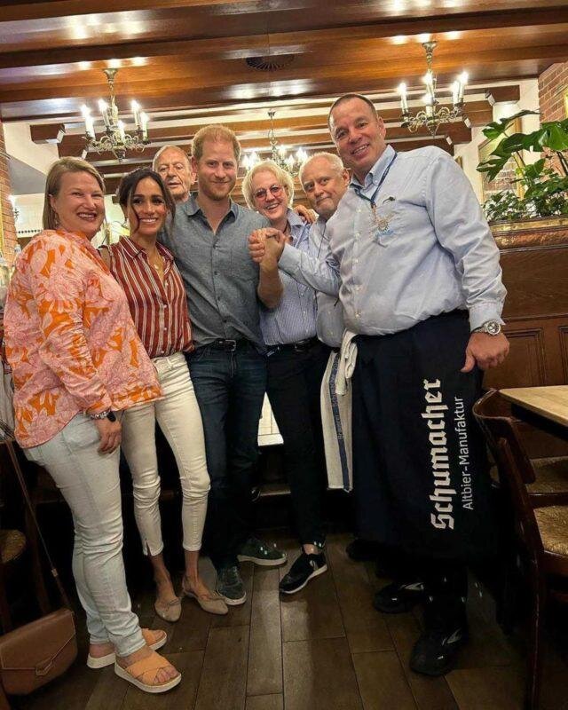 Принц Гарри и Меган Маркл с персоналом ресторана. Фото: Instagram*. Фотография взята из открытых источников.  📷
