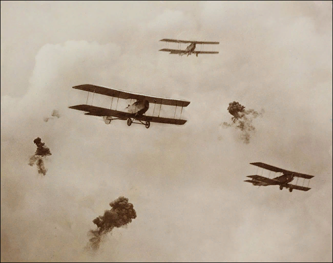 На фото: ПМВ, обстрел шрапнелью неприятельских аэропланов.