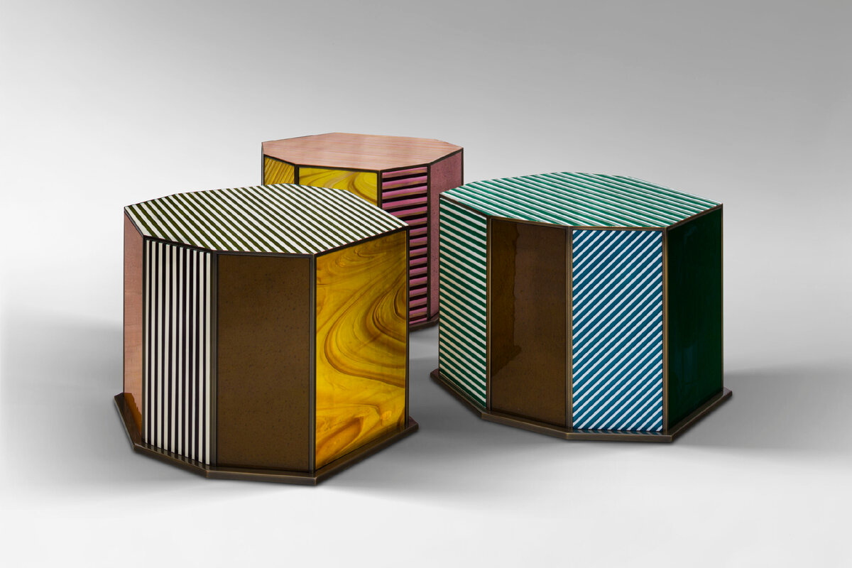 Turquoise,  Gold and Pink Cube table, автор: Шахан Минассян, материалы: бронза, муранское стекло, размеры: 50 x 70 x 65 см, 2023 г.
Фотоматериалы галереи CHAHAN GALLERY: https://chahan.com/en/gallery-home/