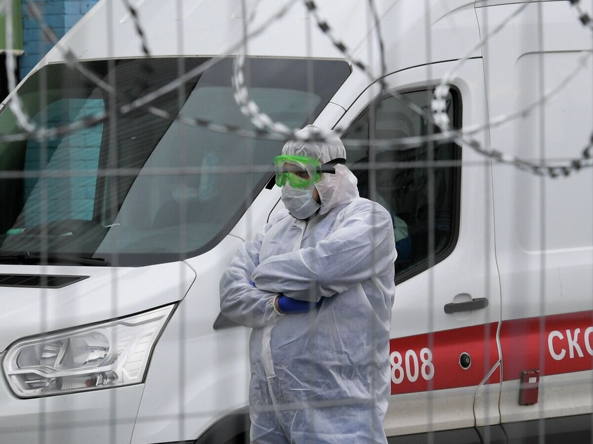    Сотрудник скорой медицинской помощи в Санкт-Петербурге© РИА Новости / Александр Гальперин