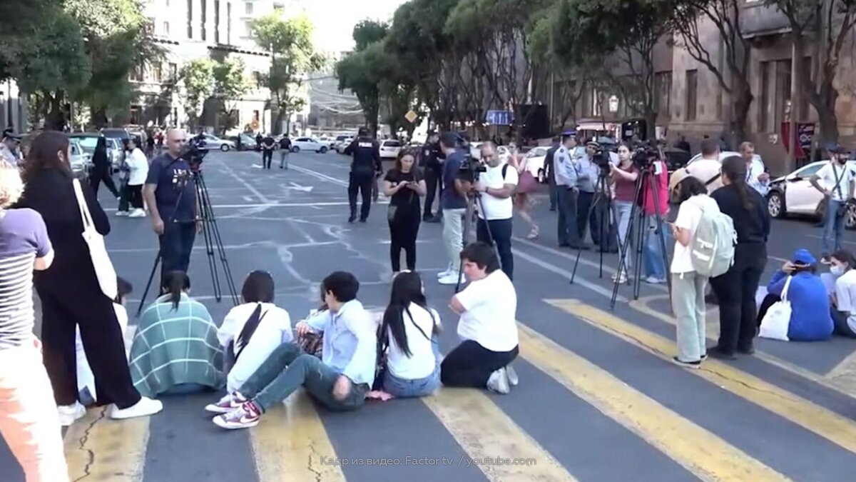    Протестующие перекрыли проспект у здания кабмина Армении