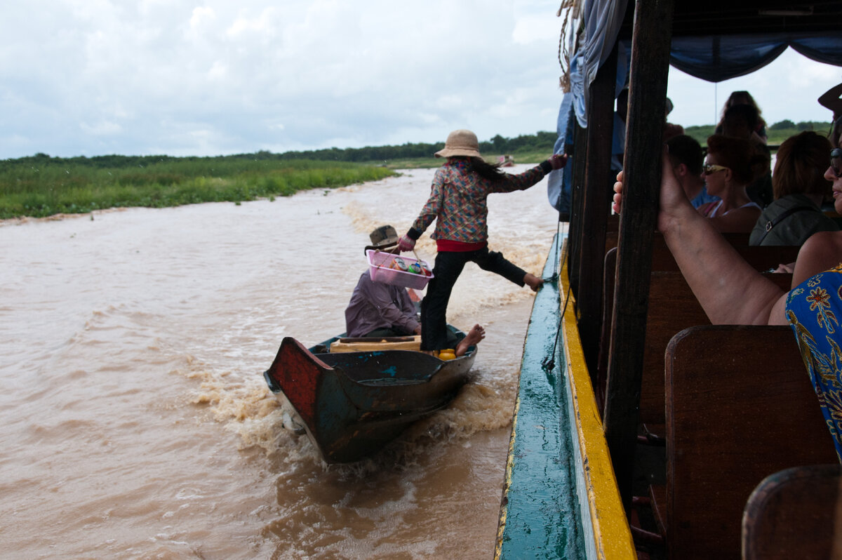 Уже в пути прямо на полном ходу в лодку с туристами запрыгивают предприимчивые торговцы