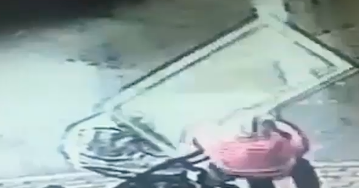  В Москве женщина с ребёнком пострадали при падении на них окна с уровня пятого этажа. Как сообщает Mash, это случилось на Стародмитровской улице.Опубликованы кадры с камеры наблюдения, на которых видно, какой сильный удар получила жительница столицы по голове. Она упала и несколько секунд была дезориентирована. Видно, что удар пришёлся и по коляске, однако пока не известно, пострадал ли ребёнок.
