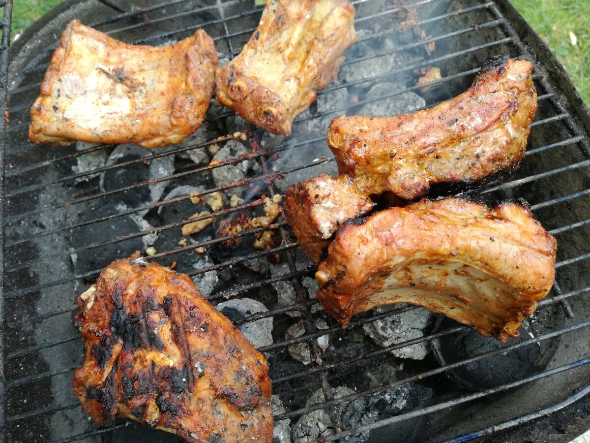 Запеченные ребрышки - это очень вкусное, да и красивое блюдо из мяса. А чтобы запеченные ребрышки получились вкусными, надо знать, как вкусно замариновать ребрышки.