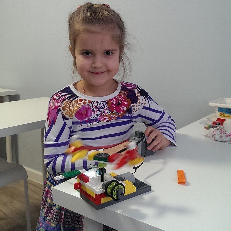  Вчера было первое в новом году занятие робототехникой, всего по счету 10 получается
Делали карусель с птичками и с подсветкой
Играли потом в эту карусель, Варя катала какие-то шестеренки, типа дети))

