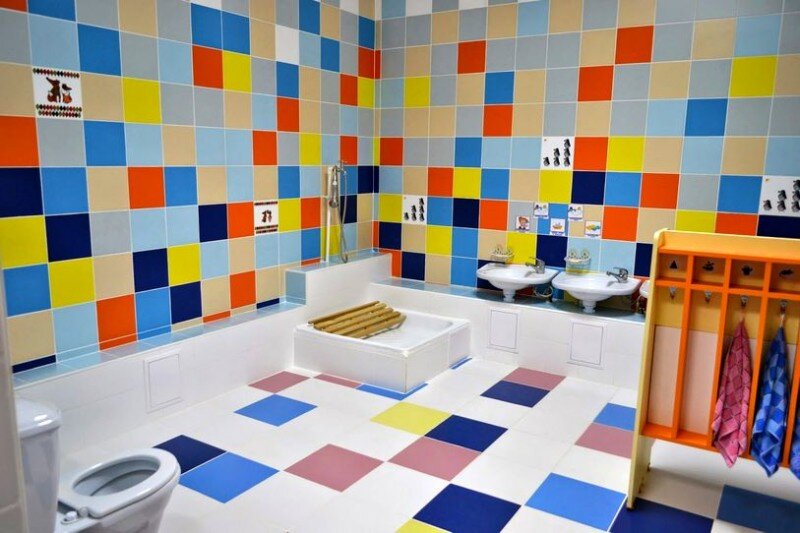   Плитка Kerama Marazzi была создана в 1935 году и на сегодняшний день является самой популярной и востребованной во всем мире. Компания добилась успеха в стремлении объединить лучшие тенденции итальянского стиля с понимание вкусов потребителей. Гостиные, детские, кухни, ванные комнаты и другие помещения существенно преображаются с таким напольным покрытием.
