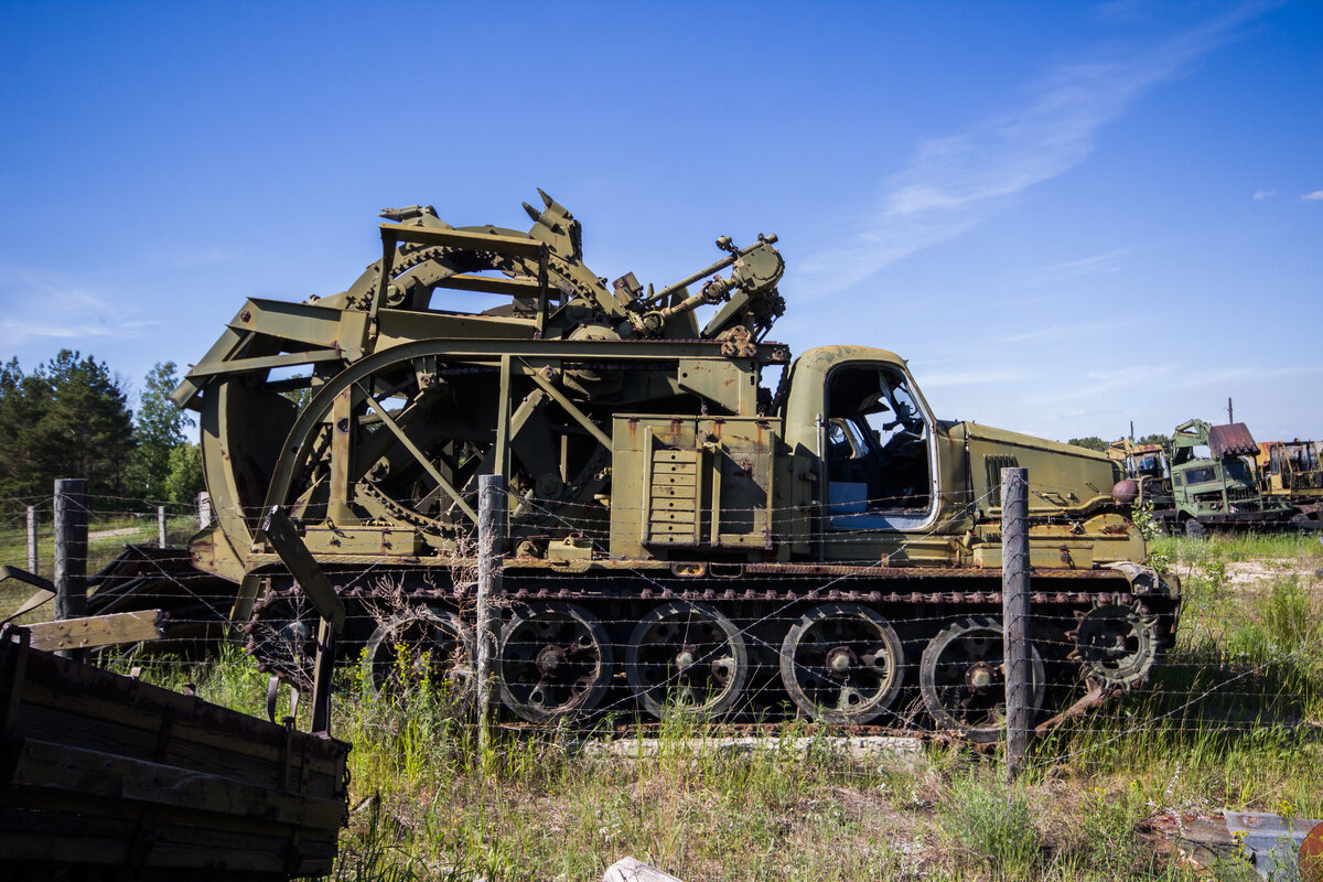 Рабочий агрегат. Брошенная Инженерная техника. Брошенная Военная Инженерная техника. Заброшенная техника инженерных войск. Военная Инженерная техника СССР.