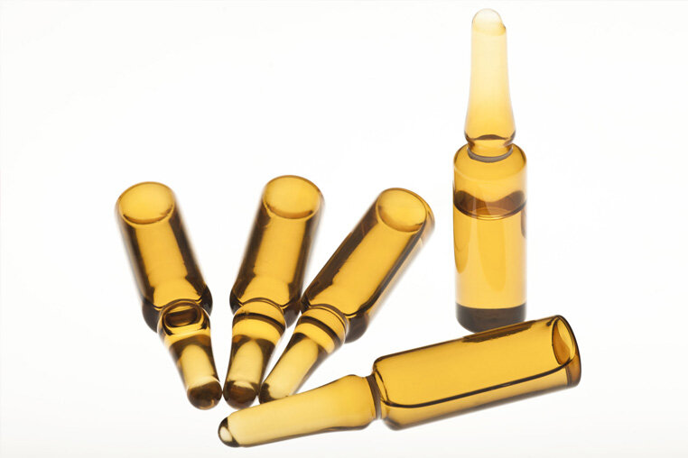 Никотиновая кислота производится в виде таблеток и раствора. Ее эффективность не снижается в зависимости от формы выпуска, но для волос рекомендуется использовать раствор в ампулах. Его удобнее наносить, он не оставляет следов после использования и быстрее впитывается в кожу.