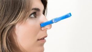 Еще одной причиной заложенности носа может являться вазомоторный ринит. Он возникает как следствие расширения кровеносных сосудов, вызванного изменениями в работе нервной системы. Очень часто он возникает в результате стрессового воздействия на организм, нарушения работы эндокринной системы, применения ряда медикаментов. Чтобы избавиться от заложенности носа в таких ситуациях необходимо следить за своим общим здоровьем и восстанавливать психологическое состояние.