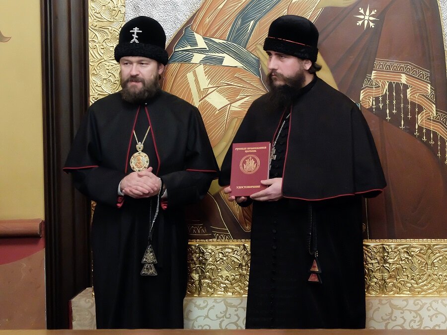 Алфеев иларион облачения. Священнослужители в обычной жизни. Священник задумался. Протоиерей тигрий хачатрян. Пасха красная в уренском благочинии.