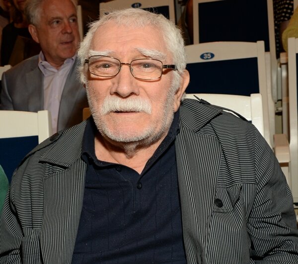 Напомним, что осенью 2017 народный  артист СССР Армен Джигарханян обратился в департамент культуры Москвы с  просьбой оградить его театр от скандала. Об этом говорится в  официальном обращении артиста в департамент.