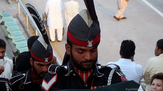 Пакистанские пограничники: все в черном, и плюмажи соответствующего цвета