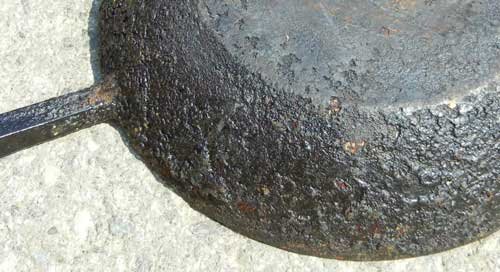 грязная чугунная сковородка