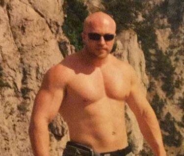         Отличный брутальный парень. Таких любят девченки                                                                                                                                       