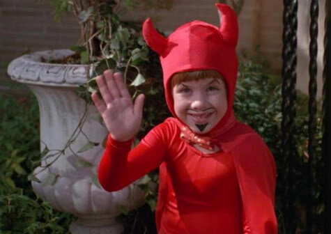 Причин для рыданий у него становилось все больше и больше: получил лишь половину яблока вместо целого; не разрешили облизать пол; отняли ножницы! В общем, список был внушительный и постоянно обновляющийся.