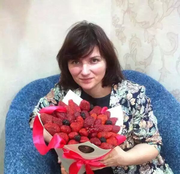 29 марта 2018,06:26TopwarСтановятся известны фамилии людей, который в буквальном смысле жертвовали собой ради спасения детей из огня и дыма страшного пожара в ТРЦ «Зимняя вишня». Одной из настоящих героинь стала учительница английского языка 38-летняя Татьяна Дарсалия. Она в минувшее воскресенье пришла в злополучный торговый центр Кемерова вместе с 14-летней дочерью. 
