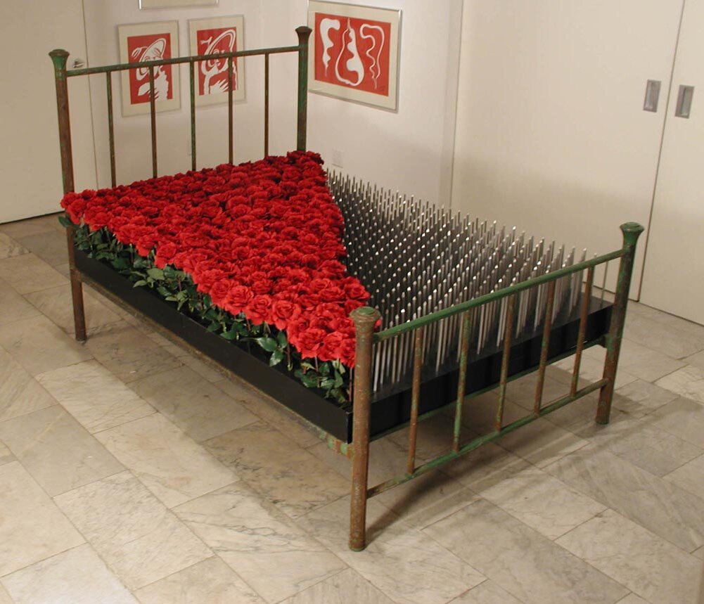 Кровать из гвоздей и роз