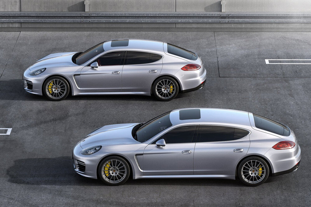 Оригинальная  Panamera появилась в 2009 году и в целом повторяла концепцию 989-го. В  2013 году модель пережила рестайлинг, в ходе которого в гамме появилась  удлинённая на 150 мм версия Executive. У машины нового поколения со  временем появится версия с кузовом универсал.   