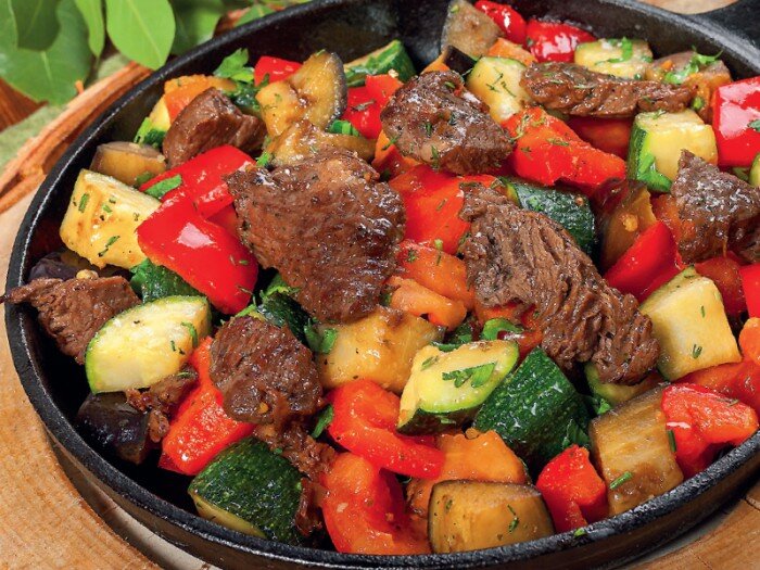 Мясо с овощами на сковороде фото