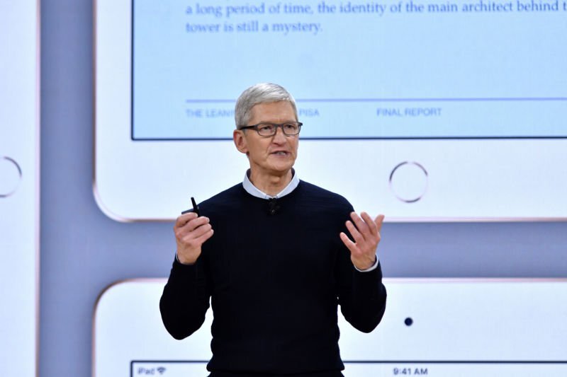 В интервью, опубликованном в Sydney Morning Herald, глава корпорации Apple Тим Кук сообщил, что Apple не будет делать одну операционную систему для Mac и мобильных устройств вроде iPhone и iPad, вопреки распространенным слухам. Вот точная цитата Кука: 
    «Мы не считаем, что нужно бросать одно ради другого. И Mac, и iPad невероятны. Одна из причин, по которым они невероятны, в том, что мы заставили их делать то, что они делают, очень хорошо. И если вы сольете их воедино, придется идти на сделки и компромиссы. Поэтому, возможно, компания была бы более эффективной, если бы сделала так. Но дело не в этом. Вы знаете, что вы даете людям нечто, что помогает им менять мир, выражать свою страсть или проявляться себя творчески. Поэтому то слияние, о котором многие говорят — я не думаю, что оно нужно пользователям».


В начале этого года Bloomberg запустил слухи о том, что Apple скоро представит инструменты для разработчиков, которые позволят им развертывать приложения одновременно для macOS и iOS. Приложения, ориентированные на обе платформы, могут использоваться с сенсорным экраном или мышью/трекпадом, в зависимости от того, на каком устройстве запускаются. И хотя Кук ясно дал понять, что слияния платформ не будет, приложения, поддерживающие совместимость с macOS/iOS и не требуют единой операционной системы.

Тем не менее, эта цитата может прояснить планы Apple на разработку собственных процессоров по крайней мере для нескольких Mac, которые заменят чипы от Intel — еще один слух, основанный на отчете Bloomberg. Многие считают, что если Apple сделает собственные процессоры для Mac, она построит их на базе ARM, чтобы чуть ближе свести macOS и iOS. Кук прояснил, что планов по их сближению у компании нет.

Но это не значит, что Apple не обратится к ARM. У нее есть многолетний опыт разработки ARM-чипов для устройств iOS и есть серьезные препятствия для продвижения архитектуры x86-64, за исключением маловероятного приобретения AMD. Поэтому все может быть.