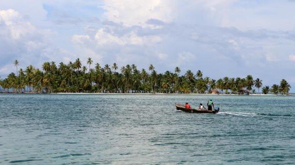 Непрерывные взгляды позволяют посетителям и коренным жителям видеть друг друга с другого даже острова 