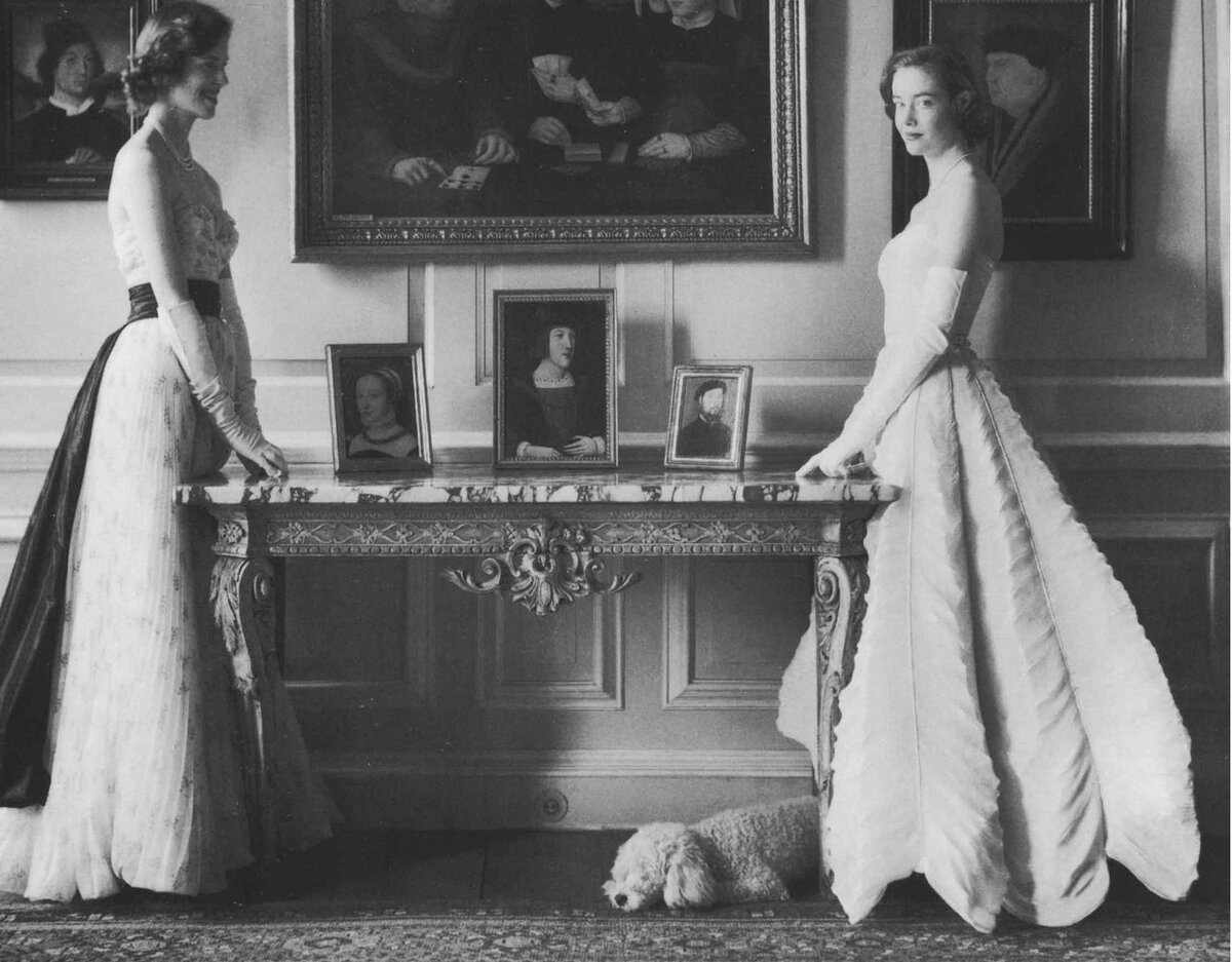 
В качестве иллюстрации: Sybil-Connolly – Norman-Parkinson. 1954, The-Wyndham-Quinn-sisters.