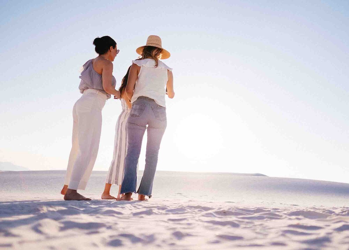 Жену на пляже муж смотрит. Женщины трое счастливые на белом фоне. Две девушки в пустыни и один мужчина, фото. Две девушки песок одна на другой.