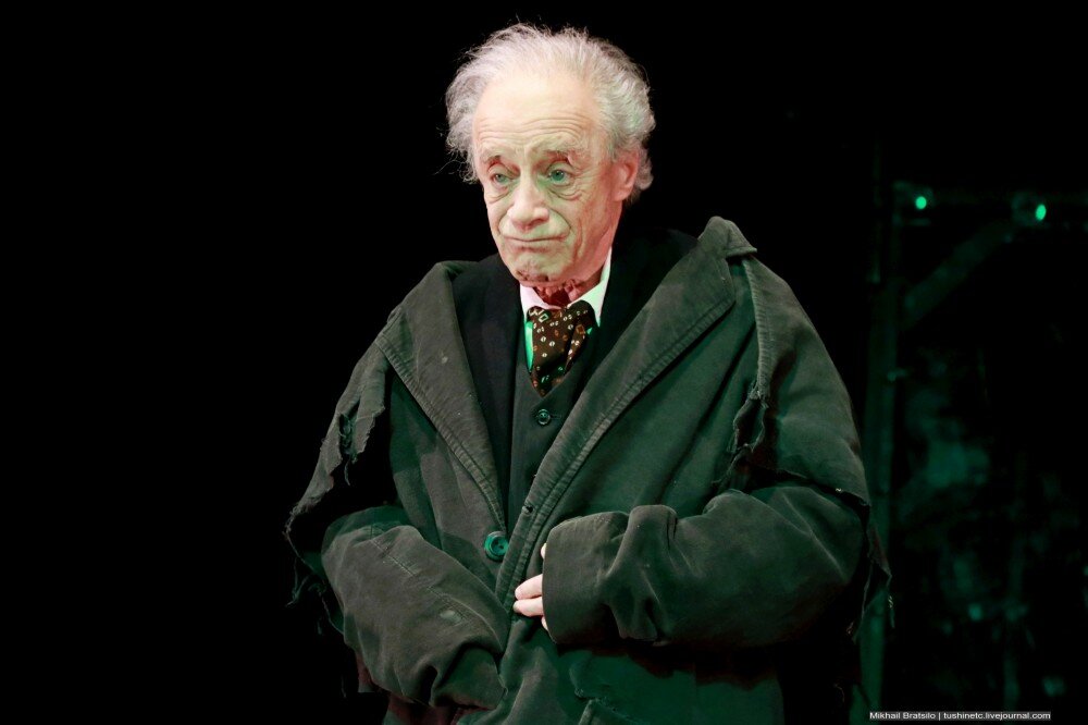 Александр Карпов в роли Акакия Акакиевича Башмачкина

