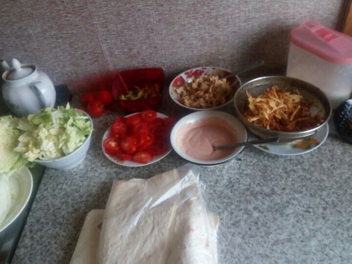 Лаваш   смазываем  кетчупом и майонезом и выкладываем все ингредиенты которые мы приготовили 