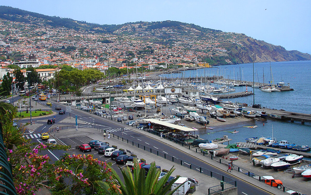 Фуншал первым встречает тех, кто прилетает отдыхать на Мадейру