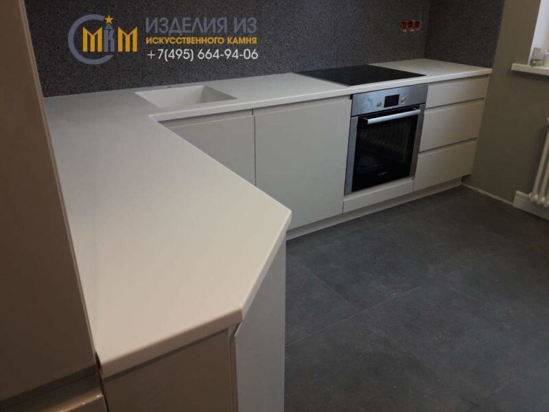 Белая столешница из искусственного камня на кухне