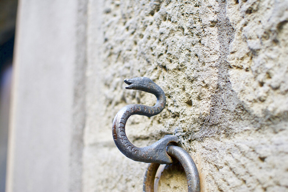 Рекомендую зайти в кафе прямо в здании фуникулерной станции, если хотите посидеть в прохладе и выпить чашечку кофе, прежде чем углубиться в узкие средневековые улочки. Вид открывается оттуда как на фото выше. 
