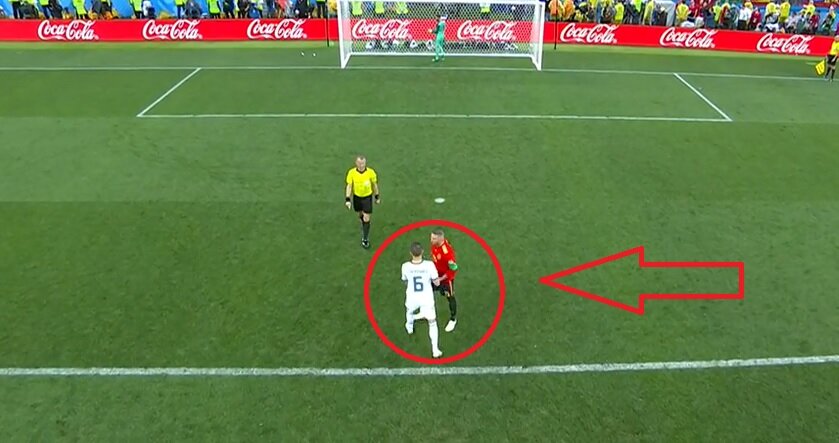 Денис Черышев подходит пробивать пенальти и берёт мяч у Рамоса