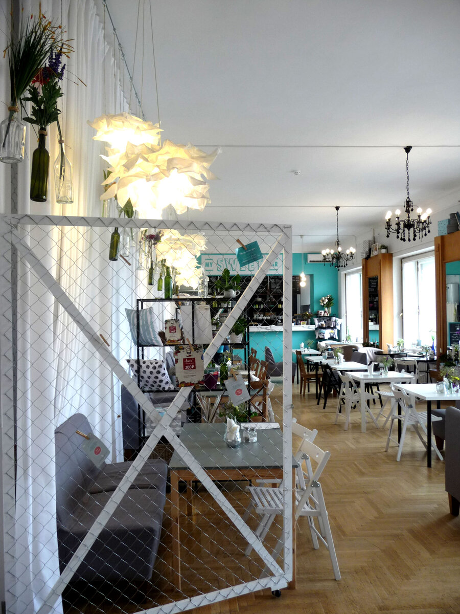 Экономить стыдно, а вот переплачивать глупо. Это мой девиз!  Если думаете, что петербуржцам не хочется посидеть в кафе у Исаакиевского собора или пойти в Эрмитаж , то вы ошибаетесь. Хочется.-6