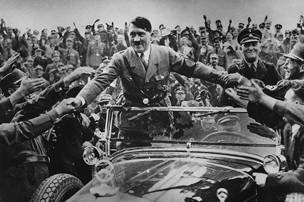 1/1Гитлер и его поклонникиФото: Hulton Archive / Getty Images