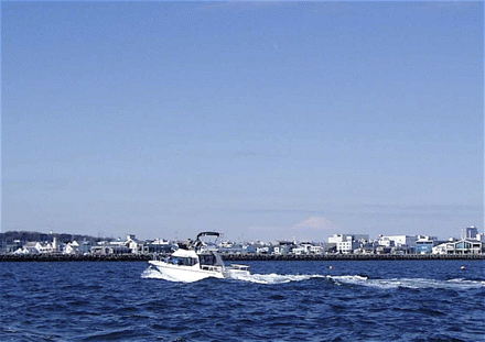 Вид на Фудзи с моря примерно с той же точки, что и "Большая волна"