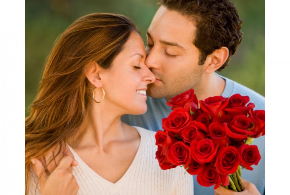 Мужчины дарят женщинам цветы песня. Мужчина и женщина любовь. Женщине дарят цветы. Мужчина дарит цветы девушке. Мужчина дарит женщине любовь.
