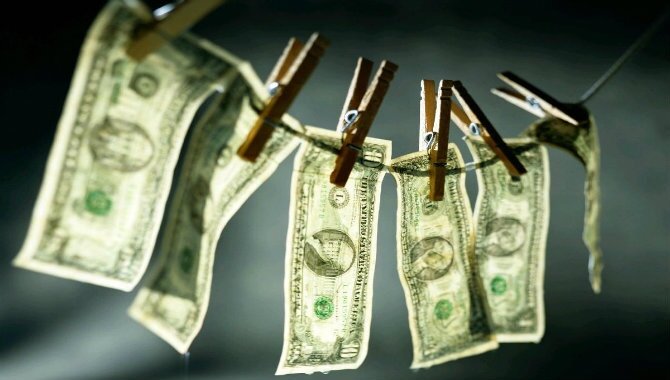 Понятие «грязные деньги» часто ассоциируется с криминальным миром. Лично мне представляются сцены из фильмов про мафию, как преступники отмывают нелегально полученные доходы.
