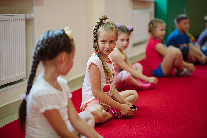  В группах для начинающих дети обучаются основам кувырков, хождения по бревну, упражнений на брусьях и прыжков.