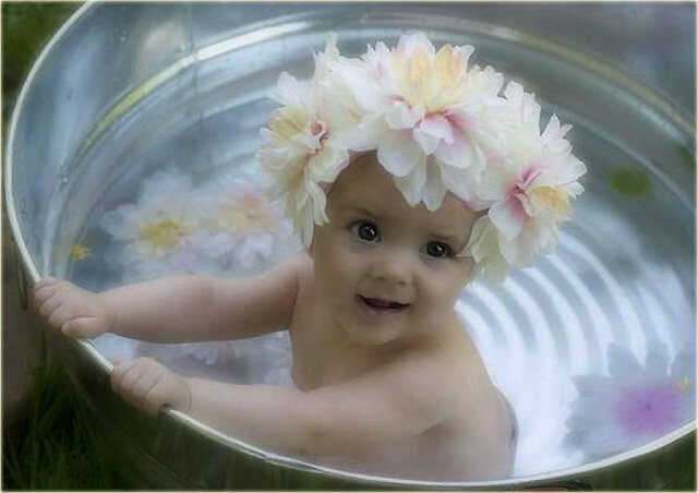 Экстракорпоральное оплодотворение - вспомогательная репродуктивная технология, используемая в случае бесплодия. Синонимы: «оплодотворение в пробирке», «оплодотворение in vitro», «искусственное оплодотворение», в английском языке обозначается аббревиатурой IVF (in vitro fertilization). Суть метода ЭКО состоит в следующем: яйцеклетку извлекают из организма женщины и оплодотворяют искусственно в условиях «in vitro» (в пробирке), полученный эмбрион содержат в условиях инкубатора, где он развивается в течение 2-5 дней, после чего эмбрион переносят в полость матки для дальнейшего развития.