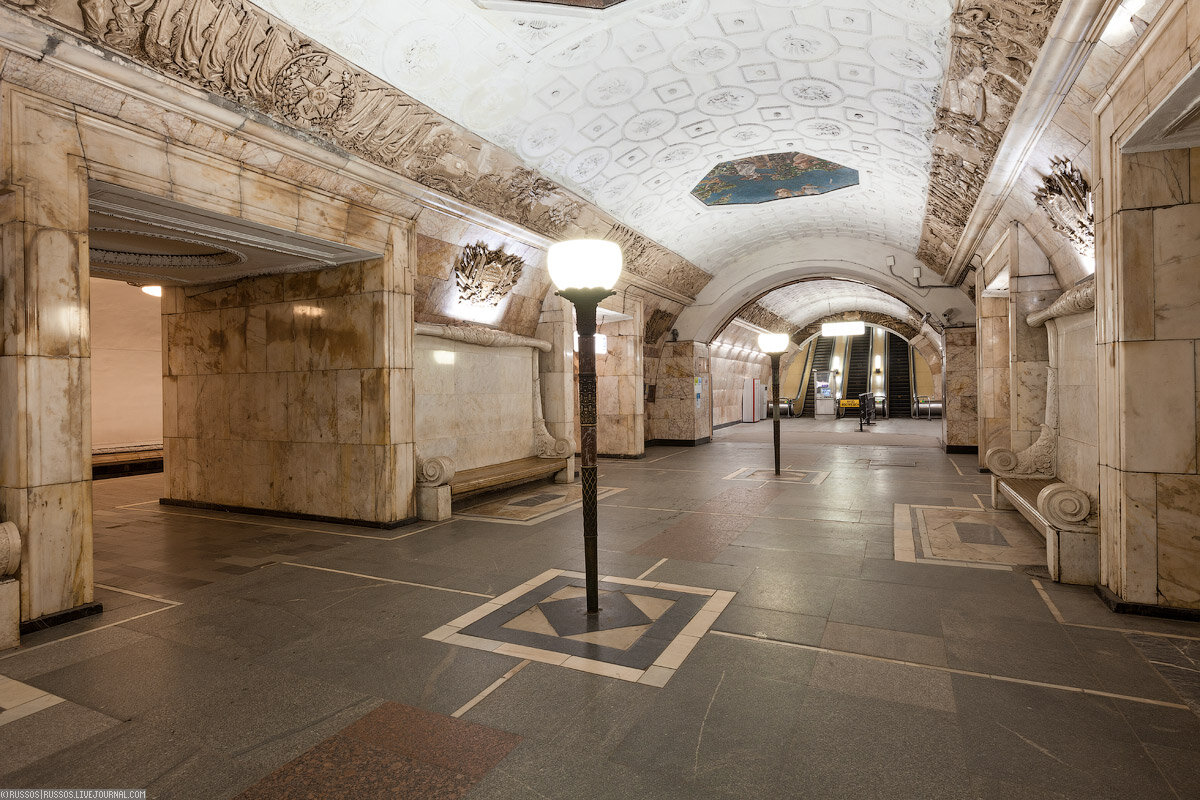 1.  Своё название получила по Новокузнецкой улице, рядом с которой  расположена. «Новокузнецкая» построена по проекту архитекторов Ивана  Таранова и Надежды Быковой и имеет богатый внутренний интерьер.

