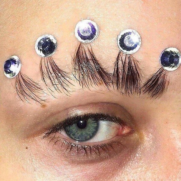 Представители сильной половины человечества давно привыкли, что лучшие друзья девушек — это бриллианты. Кольцо с шестигранным камнем — лучшее доказательство вечной любви. Видимо, традиции пора менять, потому что хороших камней должно быть много. И лучше так, чтобы заметно и понятно всем вокруг было.@brows_lashes_vsev