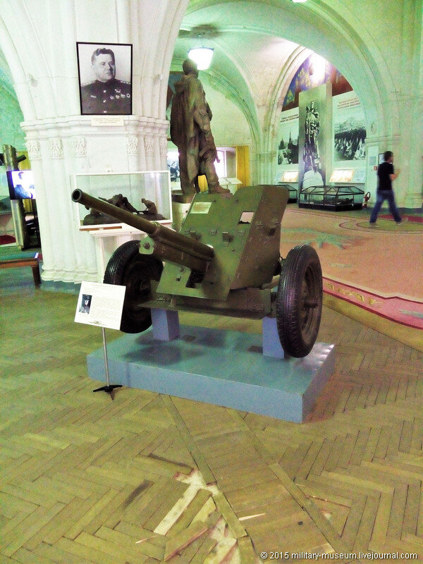 1. Паркет перед 45-мм противотанковой пушкой обр. 1937 г. сломан